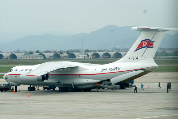 24일 베트남 하노이 노이바이 공항에 도착한 북한 고려항공 수송기에서 장비와 물품 등이 하역되고 있다. 2019.2.24  징 제공