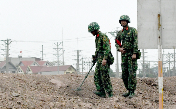 24일 김정은 위원장이 지나갈 것으로 예상되는 베트남 1번 고속로에서 군인들이 폭발물 수색 작업을 펼치고 잇다. 2019.2.24  박지환 기자 popocar@seoul.co.kr