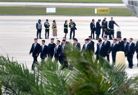 김정은 북한 국무위원장의 경호원들이 24일(현지시간) 베트남 하노이 노이바이 공항에 도착해 비행기에서 내려 이동하고 있다. 로이터 연합뉴스