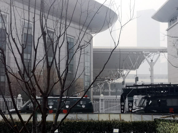 김정은 북한 국무위원장이 지난 23일 2차 북미정상회담을 위하 북한 특별열차를 이용해 하노이로 향한 가운데 특별열차가 정차한 톈진역 부근에 공안 수백명이 배치돼 삼엄한 경계를 서고 있다. 2019.2.24  연합뉴스