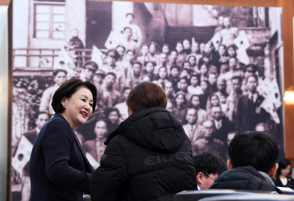 김정숙 여사가 25일 오후 청와대에서 열린 독립유공자 후손 초청 행사에서 후손들과 인사하고 있다. 2019. 2. 25. 도준석 기자 pado@seoul.co.kr