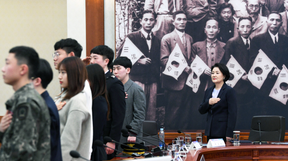 김정숙 여사가 25일 오후  청와대에서 열린 독립유공자 후손 초청 행사에서 국민의례를 하고 있다. 2019. 2. 25. 도준석 기자 pado@seoul.co.kr