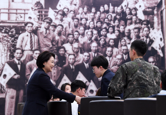 김정숙 여사가 25일 오후 청와대에서 열린 독립유공자 후손 초청 행사에서 후손들과 인사하고 있다. 2019. 2. 25. 도준석 기자 pado@seoul.co.kr