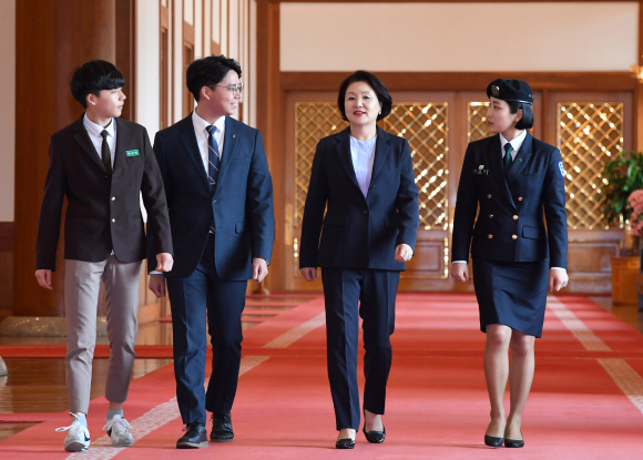 김정숙 여사가 25일 오후 청와대에서 열린 독립유공자 후손 초청 행사에서 후손들과 함께 세종실로 들어서고 있다. 2019. 2. 25. 도준석 기자 pado@seoul.co.kr