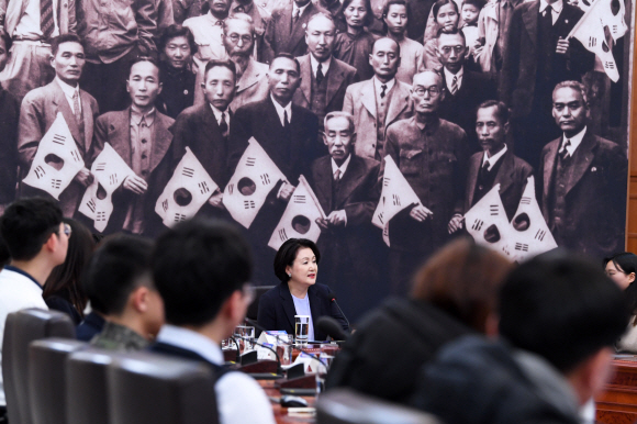 김정숙 여사가 25일 오후 청와대에서 열린 독립유공자 후손 초청 행사에서 인사말을 하고 있다. 2019. 2. 25. 도준석 기자 pado@seoul.co.kr