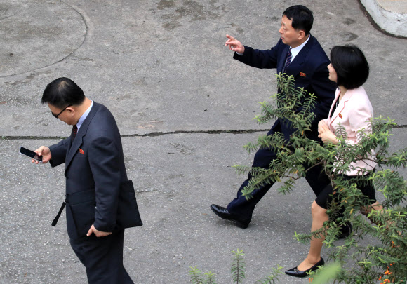 영빈관 주변 살피는 북한 경호 실무진