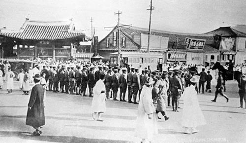 3월 1일 서울 종로 보신각 앞에서 일본군이 시위 확산을 막고자 도로 진입을 차단한 모습.   국가기록원 제공