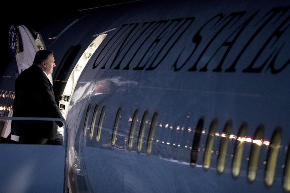 트럼프 대통령을 수행하게 될 마이크 폼페이오 미 국무장관이 24일 밤(현지시간) 메릴랜드주 앤드루스 공군기지에서 전용기에 오르고 있는 모습.  메릴랜드 AP 연합뉴스