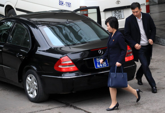 제2차 북미정상회담을 이틀 앞둔 25일(현지시간) 북한 김성혜 통일전선부 통일책략실장이 베트남 하노이 영빈관을 나서고 있다. 2019.2.25  연합뉴스