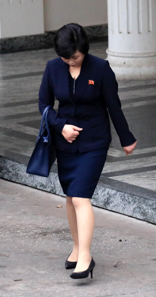 제2차 북미정상회담을 이틀 앞둔 25일(현지시간) 북한 김성혜 통일전선부 통일책략실장이 베트남 하노이 영빈관을 나서고 있다. 2019.2.25  연합뉴스