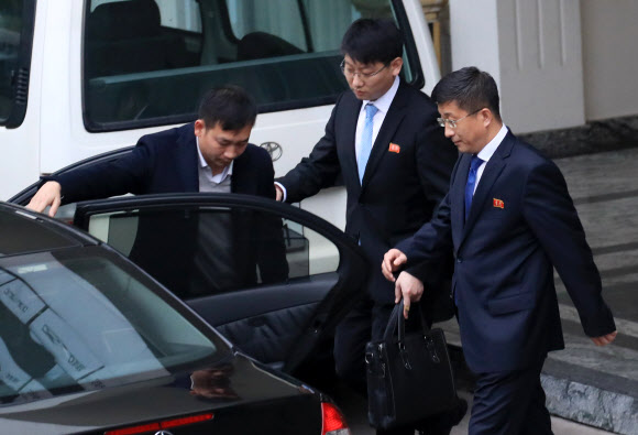 제2차 북미정상회담을 이틀 앞둔 25일(현지시간) 북한 김혁철 북한 국무위원회 대미 특별대표가 베트남 하노이 영빈관을 나서고 있다. 2019.2.25  연합뉴스