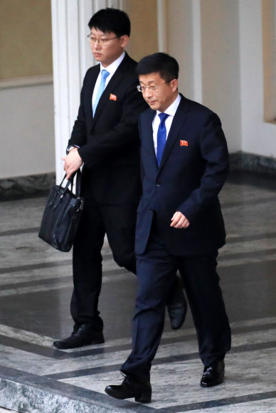 제2차 북미정상회담을 이틀 앞둔 25일(현지시간) 북한 김혁철 북한 국무위원회 대미 특별대표가 베트남 하노이 영빈관을 나서고 있다. 2019.2.25  연합뉴스