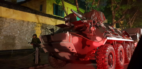 김정은 숙소 앞 장갑차 대기