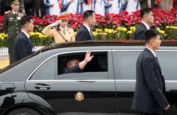 손 흔드는 김정은 위원장