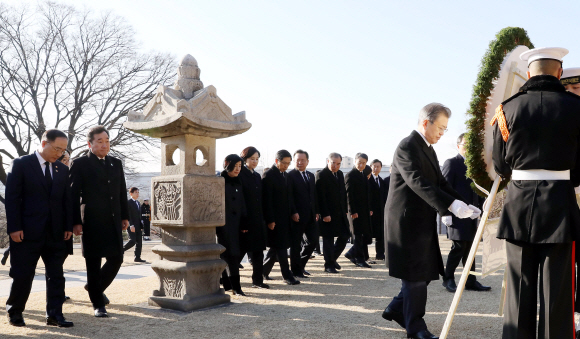 문재인 대통령이 26일 오전 서울 용산구 효창공원 내 백범 김구 묘소를 찾아 참배하고 있다. 2019. 2. 26. 도준석 기자 pado@seoul.co.kr