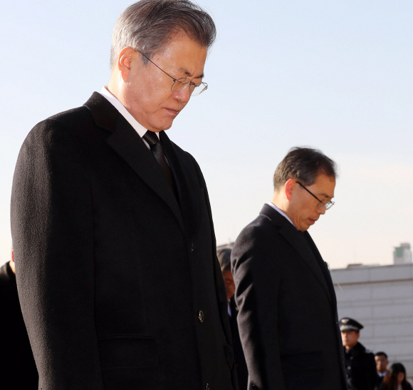 문재인 대통령이 26일 오전 서울 용산구 효창공원 내 백범 김구 묘소를 찾아 참배하고 있다. 2019. 2. 26. 도준석 기자 pado@seoul.co.kr