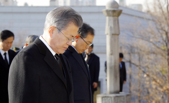 문재인 대통령이 26일 오전 서울 용산구 효창공원 내 백범 김구 묘소를 찾아 참배하고 있다. 2019. 2. 26. 도준석 기자 pado@seoul.co.kr