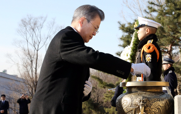 문재인 대통령이 26일 오전 서울 용산구 효창공원 내 백범 김구 묘소를 찾아 참배하고 있다. 2019. 2. 26. 도준석 기자 pado@seoul.co.kr