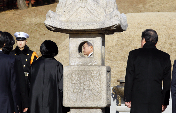 문재인 대통령이 26일 오전 서울 용산구 효창공원 내 백범 김구 묘소를 찾아 참배한 뒤 삼의사 묘역을 참배하기 위해 의장대 사이로 이동하고 있다. 2019. 2. 26. 도준석 기자 pado@seoul.co.kr