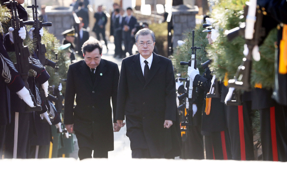 문재인 대통령이 26일 오전 서울 용산구 효창공원 내 백범 김구 묘소를 찾아 참배하고 있다. 2019. 2. 26. 도준석 기자 pado@seoul.co.kr