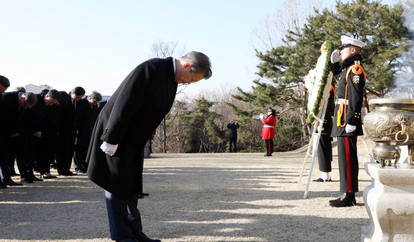 문재인 대통령이 26일 오전 서울 용산구 효창공원 내 백범 김구 묘소를 찾아 참배하고 있다. 2019. 2. 26. 도준석 기자 pado@seoul.co.kr