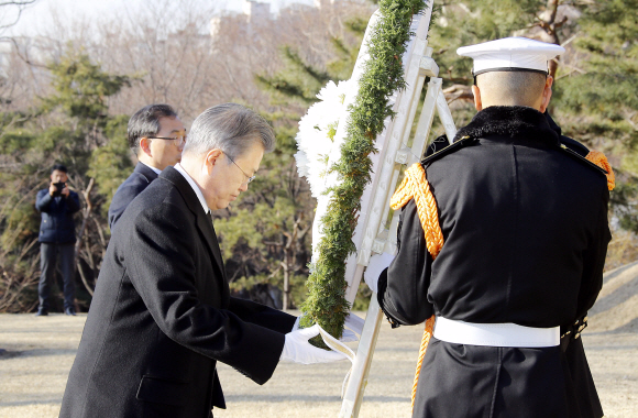 문재인 대통령이 26일 오전 서울 용산구 효창공원 내 백범 김구 묘소를 찾아 참배하고 있다. 2019. 2. 26. 도준석 기자 pado@seoul.co.kr