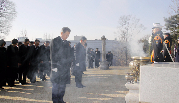 문재인 대통령이 26일 오전 서울 용산구 효창공원 내 백범 김구 묘소를 찾아 참배하고 있다. 2019. 2. 26. 도준석 기자 pado@seoul.co.kr