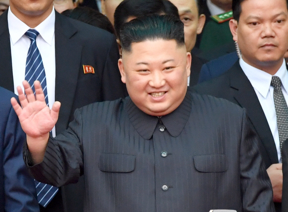 26일 베트남 둥당역에 도착한 김정은 위원장이 손을 흔들고 있다. 2019.2.26 박지환기자 popocar@seoul.co.kr