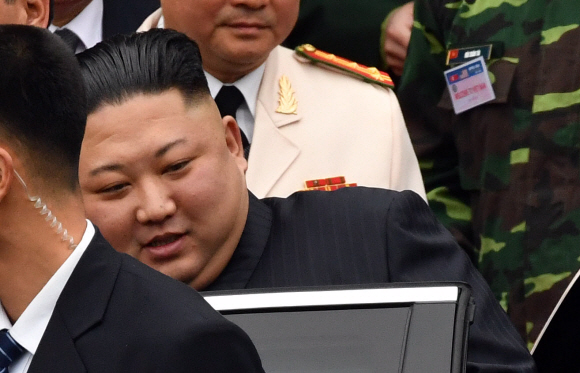 26일 베트남 동당역에 도착한 특별열차에서 김정은 위원장이 내리고 있다.  2019.2.26 박지환기자 popocar@seoul.co.kr