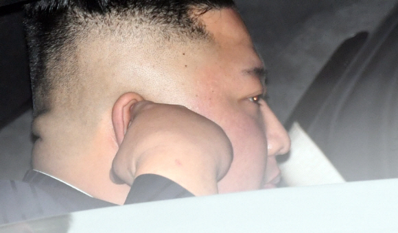 26일 베트남 동당역에 도착한 특별열차에서 내린 김정은 위원장이 전용차에 탑승하고 있다.  2019.2.26 박지환기자 popocar@seoul.co.kr