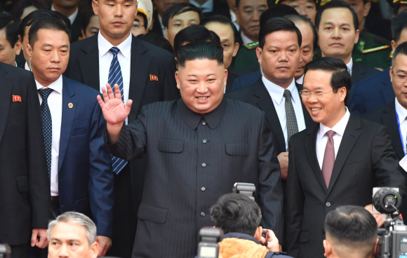 26일 베트남 둥당역에 도착한 김정은 위원장이 손을 흔들고 있다. 2019.2.26 박지환기자 popocar@seoul.co.kr