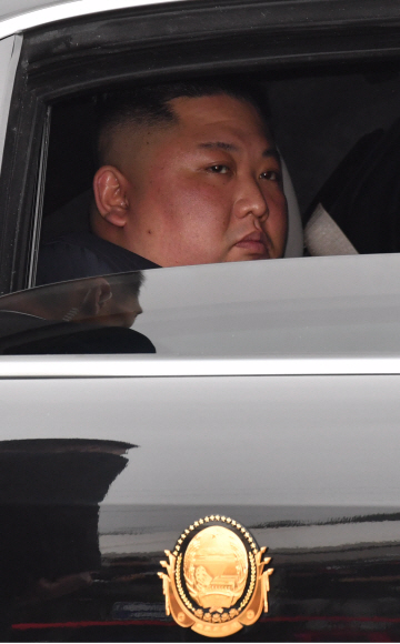 26일 베트남 동당역에 도착한 특별열차에서 내린 김정은 위원장이 전용차에 탑승하고 있다.  2019.2.26 박지환기자 popocar@seoul.co.kr