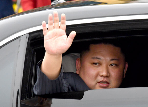 26일 베트남 동당역에 도착한 특별열차에서 내린 김정은 위원장이 전용차에 탑승하고 있다.  2019.2.26 박지환기자 popocar@seoul.co.kr