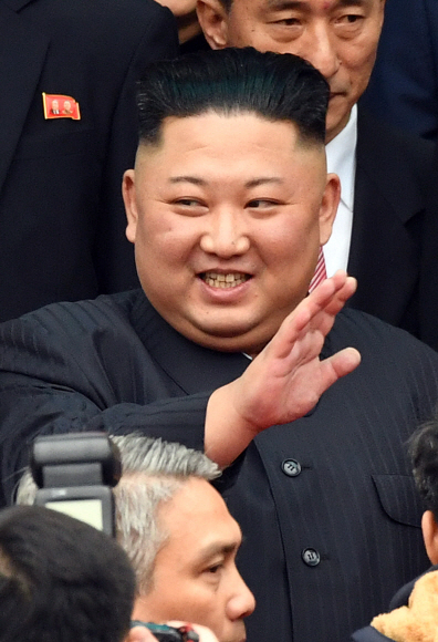 26일 베트남 동당역에 도착한 특별열차에서 김정은 위원장이 내리고 있다.  2019.2.26 박지환기자 popocar@seoul.co.kr