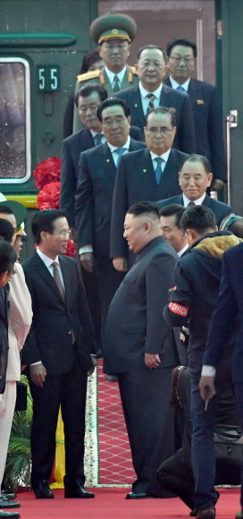 26일 베트남 동당역에 도착한 특별열차에서 김정은 위원장이 내리고 있다.  2019.2.26 박지환기자 popocar@seoul.co.kr