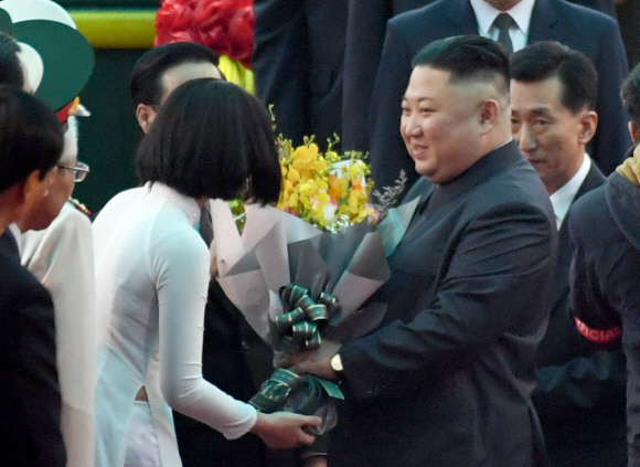 26일 베트남 동당역에 도착한 특별열차에서 김정은 위원장이 내리고 있다.  2019.2.26 박지환기자 popocar@seoul.co.kr