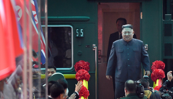 26일 베트남 동당역에 도착한 특별열차에서 김정은 위원장이 내리고 있다.  2019.2.26 박지환기자 popocar@seoul.co.kr