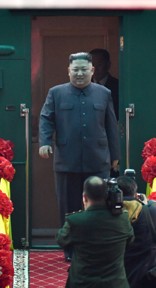 26일 베트남 동당역에 도착한 특별열차에서 김정은 위원장이 내리고 있다.  2019.2.26 박지환기자 popocar@seoul.co.kr