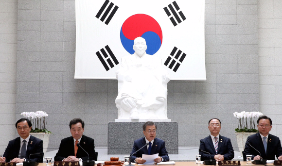 문재인 대통령이 26일 오전 서울 용산구 효창공원 내 백범 김구 묘소를 비롯한 임정요인 묘역을 찾아 참배를 마친뒤 백범 김구 기념관에서 국무회의를 주재하고  있다. 2019. 2. 26. 도준석 기자 pado@seoul.co.kr