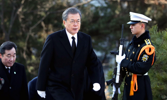 문재인 대통령이 26일 오전 서울 용산구 효창공원 내 백범 김구 묘소를 비롯한 임정요인 묘역을 찾아 참배를 하고  있다. 2019. 2. 26. 도준석 기자 pado@seoul.co.kr