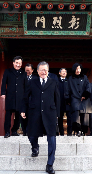 문재인 대통령이 26일 오전 서울 용산구 효창공원 내 백범 김구 묘소를 비롯한 임정요인 묘역을 찾아 참배를 마친뒤 국무회의장으로 이동하고  있다. 2019. 2. 26. 도준석 기자 pado@seoul.co.kr