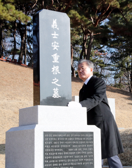 문재인 대통령이 26일 오전 서울 용산구 효창공원 내 안중근 의사 묘소를 찾아 참배하고 있다. 2019. 2. 26. 도준석 기자 pado@seoul.co.kr