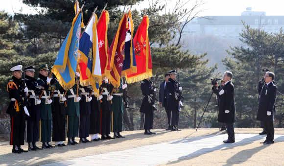 문재인 대통령이 26일 오전 서울 용산구 효창공원 내 백범 김구 묘소를 찾아 참배하고 있다. 2019. 2. 26. 도준석 기자 pado@seoul.co.kr