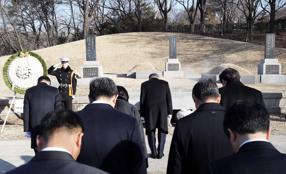 문재인 대통령이 26일 오전 서울 용산구 효창공원 내 안중근 의사 묘소를 찾아 참배하고 있다. 2019. 2. 26. 도준석 기자 pado@seoul.co.kr