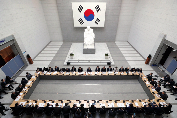 문재인 대통령이 26일 서울 용산구 백범김구기념관에서 국무회의를 주재하고 있다. 2019. 2. 26. 도준석 기자 pado@seoul.co.kr