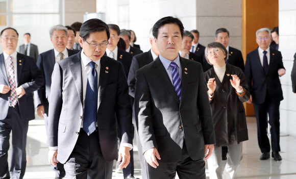 문재인 대통령이 26일 서울 용산구 백범김구기념관에서 국무회의를 주재하고 있다. 2019. 2. 26. 도준석 기자 pado@seoul.co.kr