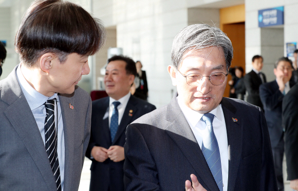 문재인 대통령이 26일 서울 용산구 백범김구기념관에서 국무회의를 주재하고 있다. 2019. 2. 26. 도준석 기자 pado@seoul.co.kr