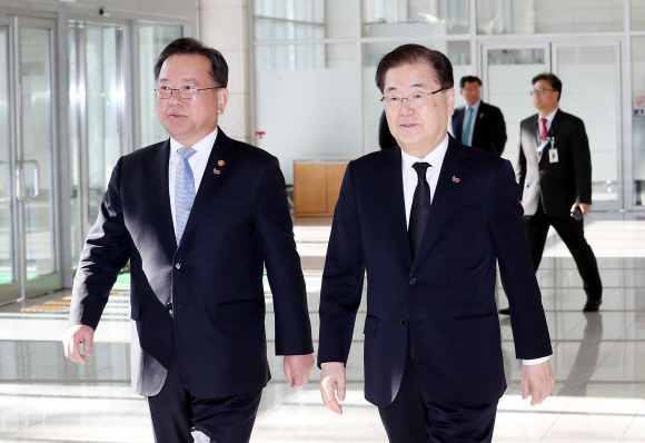 문재인 대통령이 26일 서울 용산구 백범김구기념관에서 국무회의를 주재하고 있다. 2019. 2. 26. 도준석 기자 pado@seoul.co.kr