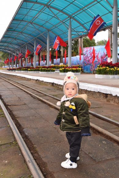 26일 베트남 동당역에서 김정은 위원장이 지나온 철길을 어린이가 지나고 있다.  2019.2.26 박지환기자 popocar@seoul.co.kr