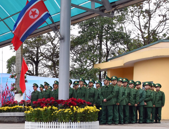 26일 베트남 동당역에서 북한 김정은 위원장의 경호를 맡은 군인들이 경호가 끝나자 밝은 표정을 짓고 있다.  2019.2.26 박지환기자 popocar@seoul.co.kr